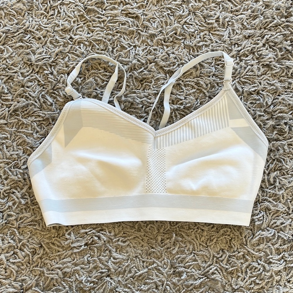 Nike White Seamless Low-Impact Sports Bra with Adjustable Straps